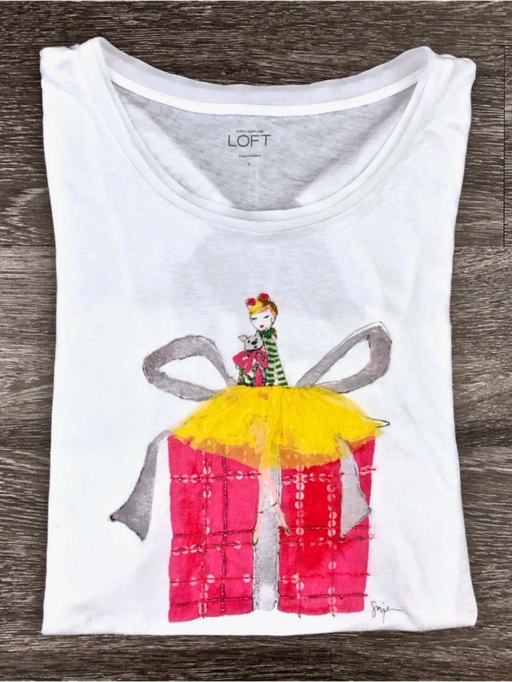 ANN TAYLOR "Girl on Present" White T - Shirt